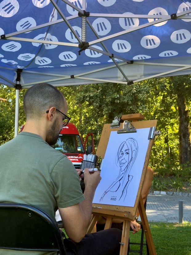 Um caricaturista a realizar uma caricatura